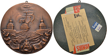 СССР плакетка 1974 Галерная гавань, медальер Рыбаков, Ленинградский завод "Монументскульптура", ценник магазина "Березка", диаметр 105 мм., с кольцом 00-00