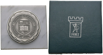 США медаль Корнеллский университет медаль (34 мм) вставлена (впаяна) в мраморную упаковку (50x20 мм), общий вес 178 гр мрамор 2-5-2-55