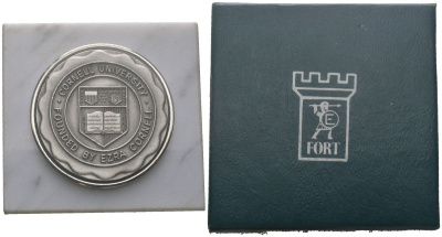 США медаль Корнеллский университет медаль (34 мм) вставлена (впаяна) в мраморную упаковку (50x20 мм), общий вес 178 гр мрамор 2-5-2-55