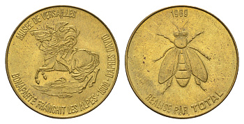 Франция жетон к 200-летию со дня рождения Наполеона-Бонапарта "Музей Версаля - Регенсбургское сражение" 1969 компания Total, диаметр 25 мм, вес 5 гр железо плакированная латунью 210-543