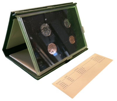 Уганда набор из 4 монет 1987 1, 2, 5 и 10 шиллингов, в оригинальной коробке, с сертификатом подлинности KM 27, 28, 29, 30 сталь плакированная медью, сталь плакированная никелем PROOF 00-000-00