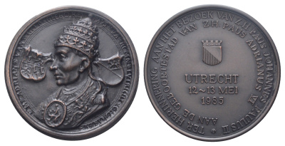 Нидерланды медаль в память о визиту папы римского Иоанна Павла II в Утрехт 1985 отчеканен в Ворсхотен, в оригинальной упаковке с сертификатом подлинности, диаметр 50 мм, вес 62,7 гр цинк 3-4-6-07