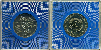 ГДР 10 МАРОК 1985 А, 40 ЛЕТ ПОБЕДЫ НАД ФАШИЗМОМ, В ОРИГИНАЛЬНОЙ УПАКОВКЕ KM 106 медь никель цинк UNC 5-3-62-07