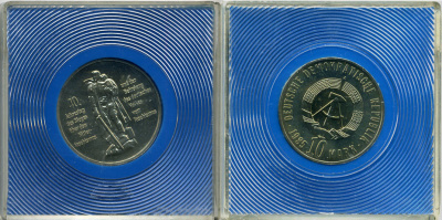 ГДР 10 МАРОК 1985 А, 40 ЛЕТ ПОБЕДЫ НАД ФАШИЗМОМ, В ОРИГИНАЛЬНОЙ УПАКОВКЕ KM 106 медь никель цинк UNC 5-3-62-07