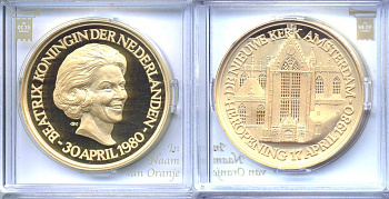 НИДЕРЛАНДЫ МЕДАЛЬ ND ВОЗВЕДЕНИЕ НА ПРЕСТОЛ КОРОЛЕВЫ БЕАТРИКС В НОВОЙ ЦЕРКВИ АМСТЕРДАМА бронза, позолота PROOF 5-3-1-83