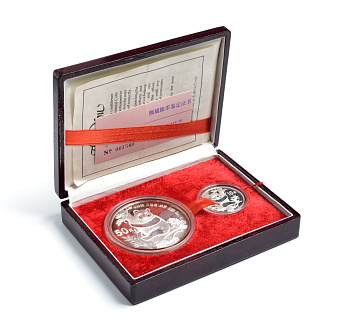 Китай набор из 2 монет 10 и 50 юаней 1987 панда, редкий год, родная коробка, сертификаты, KM 167, 168 серебро PROOF 00-00