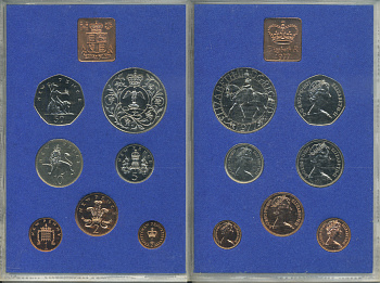 Великобритания официальный годовой набор из 7 монет (1/2, 1, 2, 5, 10, 25, 50 пенни (пенсов)) и 1 жетона монетного двора 1977 Cеребряный (25 лет правлению) юбилей царствования Елизаветы II KM PS33 (911, 912, 913, 914, 915, 916 и 920) бронза и медно-никель