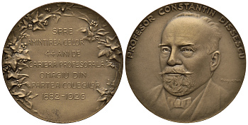 РУМЫНИЯ МЕДАЛЬ 1926 ПРОФЕССОРУ ПРАВА КОНСТАНТИНУ ДИЧЕСКУ ОТ КОЛЛЕГ В ПАМЯТЬ 44 ЛЕТ ПРОФЕССИОНАЛЬНОЙ КАРЬЕРЫ (1882-1926), ДИАМЕТР 50 ММ., ВЕС 57,77 ГР. бронза 00-00