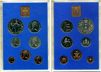 Великобритания официальный годовой набор из 7 монет (1/2, 1, 2, 5, 10, 25, 50 пенни (пенсов)) и 1 жетона монетного двора 1977 Cеребряный (25 лет правлению) юбилей царствования Елизаветы II KM PS33 (911, 912, 913, 914, 915, 916 и 920) бронза и медно-никель