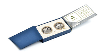 Китай набор из 2 монет по 10 юаней 1999 Филателистическая выставка в Китае в 1999 г. Всемирный почтовый союз, в оригинальной коробке, с сертификатами серебро PROOF 4-3-3-26