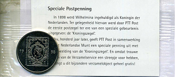 Нидерланды медаль "100 лет коронации королевы Вильгельмины в 1898" 1998 Королева Вильгельмина была коронована в 1898 году как королева Нидерландов. По этому случаю почта PTT выпустила первую марку в честь этого особого события (коронационная марка). Сто л