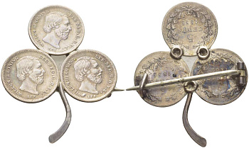 НИДЕРЛАНДЫ БРОШЬ (УКРАШЕНИЕ) В ВИДЕ ЛИСТКА КЛЕВЕРА ИЗ ТРЁХ МОНЕТ ПО 5 ЦЕНТОВ 5 ЦЕНТОВ 1855, 5 ЦЕНТОВ 1855, 5 ЦЕНТОВ 1862, КОРОЛЬ ВИЛЛЕМ серебро 05-099-23