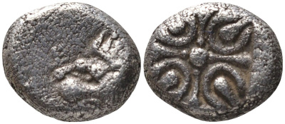 Древняя Греция, Кария, Гекатомнос обол 392 - 377 гг. в. до н.э. голова льва / орнамент в инкузном углублении, 0,93 гр BMC 36 серебро 1073-9-46