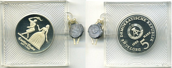 ГДР 5 МАРОК 1985 A, 225 ЛЕТ СМЕРТИ КАРОЛИНЫ НЕУБЕР, ТИРАЖ 4000 ЭКЗ., В ОРИГИНАЛЬНОЙ ПЛАСТИКОВОЙ УПАКОВКЕ, С ПЛОМБОЙ KM 104 медно-никель PROOF 5-3-62-16