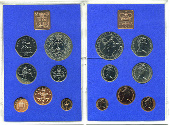 Великобритания официальный годовой набор из 7 монет (1/2, 1, 2, 5, 10, 25, 50 пенни (пенсов)) и 1 жетона монетного двора 1977 Cеребряный (25 лет правлению) юбилей царствования Елизаветы II KM PS33 (911, 912, 913, 914, 915, 916 и 920) бронза и медно-никель