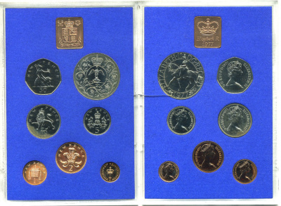 Великобритания официальный годовой набор из 7 монет (1/2, 1, 2, 5, 10, 25, 50 пенни (пенсов)) и 1 жетона монетного двора 1977 Cеребряный (25 лет правлению) юбилей царствования Елизаветы II KM PS33 (911, 912, 913, 914, 915, 916 и 920) бронза и медно-никель