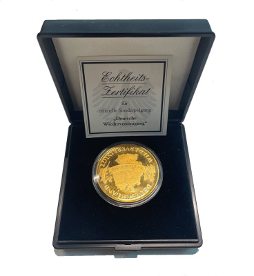Германия медаль 1990 "Воссоединение Германии", Берлинский Монетный двор, в оригинальной упаковке, с сертификатом подлинности, тираж 25.000 экземпляров, диаметр 40 мм, вес 33,8 гр медно-никель плакированный золотом PROOF 4-5-1-12