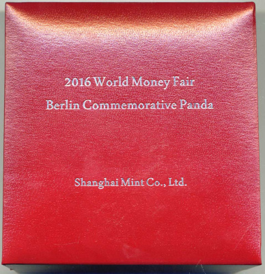 Китай медаль Панда 2016 Международная выставка монет в Берлине 2016 (WORLD MONEY FAIR, BERLIN COMMEMORATIVE PANDA), в оригинальной коробке с сертификатом № 292, тираж 2000 экз., Китайская панда и Берлинский медведь, чекан Шанхай минт Co Ltd. 2016 4-3-5-30