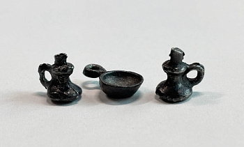 Бельгия набор из 3 декоративно-игровых украшений в виде посуды XIX век "сковородка" - вес 1,81 гр, размер 18,5x4 мм, "чайники" - вес 2,5 гр, размер 13x11 мм олово KOM1-11-14