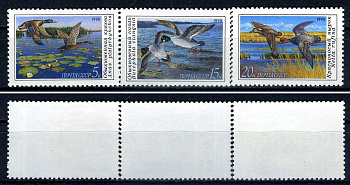 СССР набор из 3 марок (5, 15 и 20 копеек) 1990 утки - обыкновенная кряква, обыкновенный гоголь, красноносый нырок Загорский 6155, 6156 и 6157    марка с оригинальным клеем, без следов наклейки (чистая) 8707-5-4-2