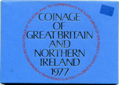 Великобритания официальный годовой набор из 7 монет (1/2, 1, 2, 5, 10, 25, 50 пенни (пенсов)) и 1 жетона монетного двора 1977 Cеребряный (25 лет правлению) юбилей царствования Елизаветы II KM PS33 (911, 912, 913, 914, 915, 916 и 920) бронза и медно-никель