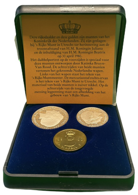 Нидерланды набор из 2 монет = жетон монетный двора 1980 официальный коронационный жетон жетон, коробка, сертификат KM PSK27 (KM200-2001) никель UNC 4-4-1-11