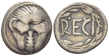 БРУТТИЙ, РЕГИЙ ЛИТРА 466-415 гг. до н.э. ЛЬВИНАЯ ГОЛОВА АНФАС / RECI В ОЛИВКОВОМ ВЕНКЕ, 6,69 гр HN Italy 2485 серебро 1073-11-102