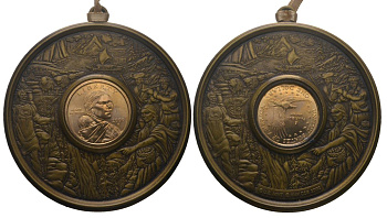 США медаль с впаянной 1 долларов монетой 2000 с сертификатом, в подарочной упаковке, Доллар Сакагавеи, вес 84,8 гр, диаметр 73,5 мм KM 310 медь плакированная марганцем и латунью 7-4-1-26