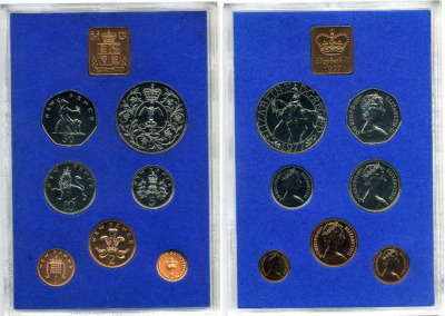 Великобритания официальный годовой набор из 7 монет (1/2, 1, 2, 5, 10, 25, 50 пенни (пенсов)) и 1 жетона монетного двора 1977 Cеребряный (25 лет правлению) юбилей царствования Елизаветы II KM PS33 (911, 912, 913, 914, 915, 916 и 920) бронза и медно-никель