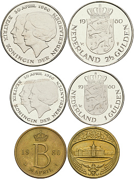 Нидерланды набор из 2 монет и 1 жетона монетного двора 1 гульден 2 1/2 гульдена в оригинальной коробке с сертификатом 1980 коронация Беатрикс KM 200, 201 медно-никель  UNC  2-4-2-49