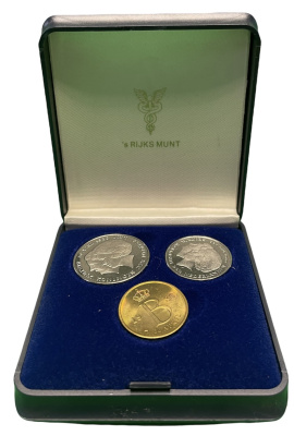 Нидерланды набор из 2 монет + жетон монетного двора 1980 30 апреля 1980 + коробка  медно-никель  UNC 5-6-1-27