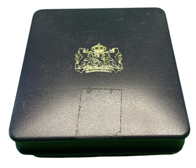 Нидерланды набор из 2 монет и 1 жетона монетного двора 1 гульден 2 1/2 гульдена в оригинальной коробке с сертификатом 1980 коронация Беатрикс KM 200, 201 медно-никель  UNC  2-4-2-49